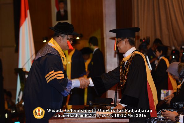 Wisuda Unpad Gel III TA 2015_2016  Fakultas Hukum oleh Rektor 003