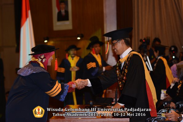 Wisuda Unpad Gel III TA 2015_2016  Fakultas Hukum oleh Rektor 006