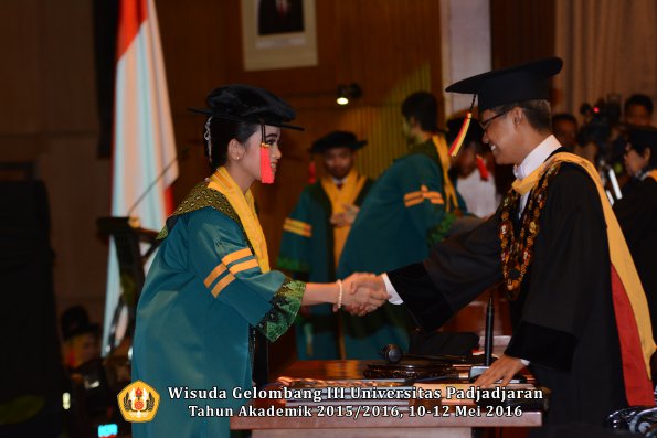 Wisuda Unpad Gel III TA 2015_2016  Fakultas Hukum oleh Rektor 014