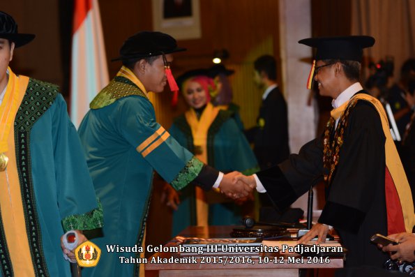 Wisuda Unpad Gel III TA 2015_2016  Fakultas Hukum oleh Rektor 053