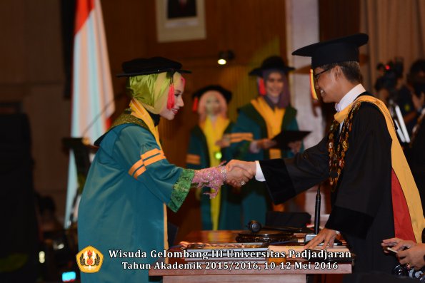 Wisuda Unpad Gel III TA 2015_2016  Fakultas Hukum oleh Rektor 054