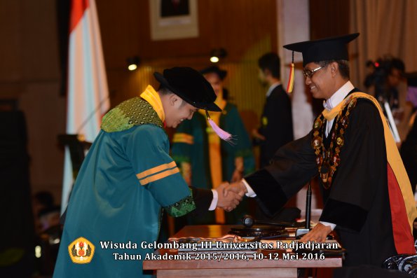 Wisuda Unpad Gel III TA 2015_2016 Fakultas Kedokteran Gigi oleh Rektor  004