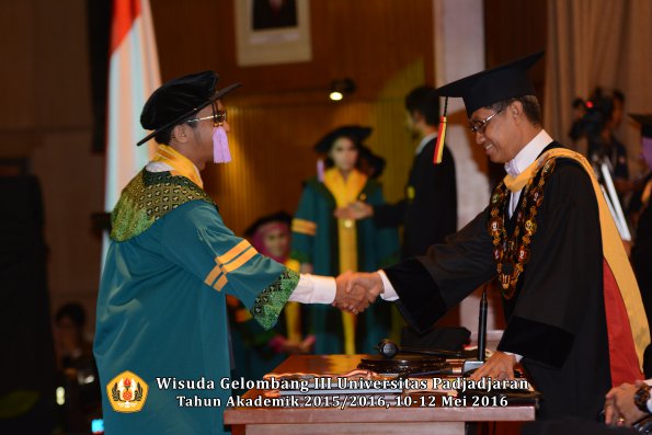 Wisuda Unpad Gel III TA 2015_2016 Fakultas Kedokteran Gigi oleh Rektor  012