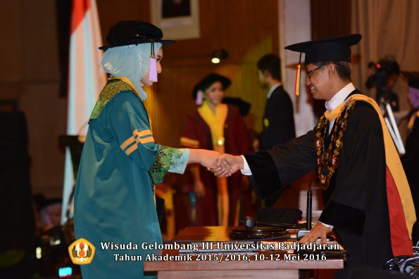 Wisuda Unpad Gel III TA 2015_2016 Fakultas Kedokteran Gigi oleh Rektor  018