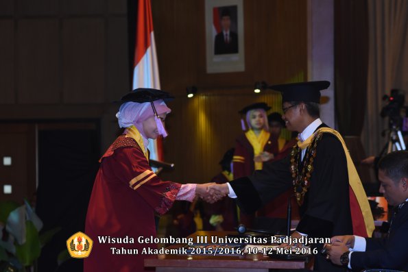 Wisuda Unpad Gel III TA 2015_2016 Fakultas Kedokteran Gigi oleh Rektor  024