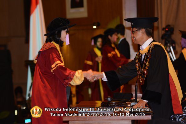 Wisuda Unpad Gel III TA 2015_2016 Fakultas Kedokteran Gigi oleh Rektor  028