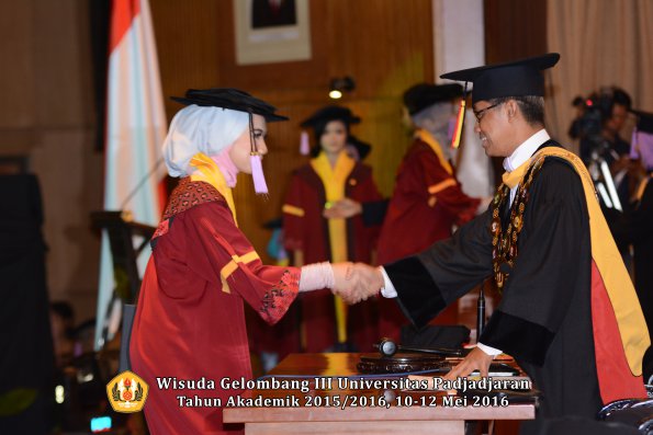 Wisuda Unpad Gel III TA 2015_2016 Fakultas Kedokteran Gigi oleh Rektor  039