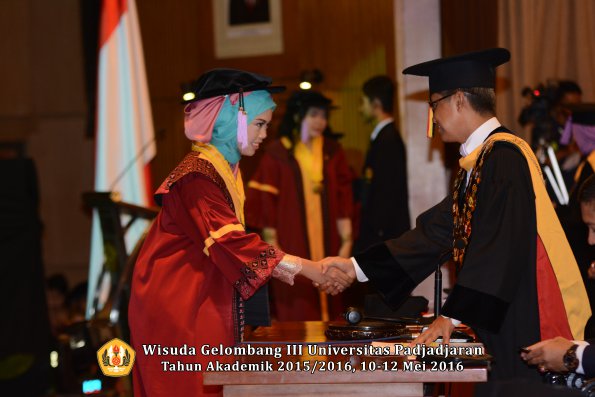 Wisuda Unpad Gel III TA 2015_2016 Fakultas Kedokteran Gigi oleh Rektor  051
