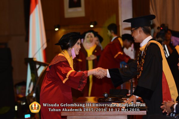 Wisuda Unpad Gel III TA 2015_2016 Fakultas Kedokteran Gigi oleh Rektor  060