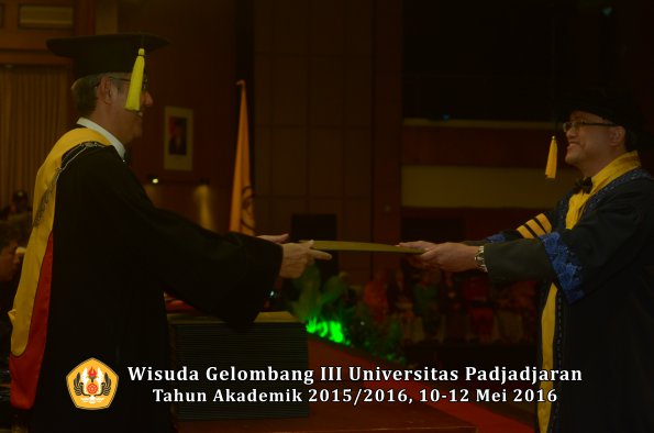 Wisuda Unpad Gel III TA 2015_2016  Fakultas Ekonomi dan Bisnis oleh Dekan 001