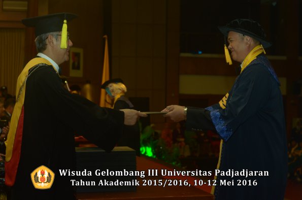Wisuda Unpad Gel III TA 2015_2016  Fakultas Ekonomi dan Bisnis oleh Dekan 005