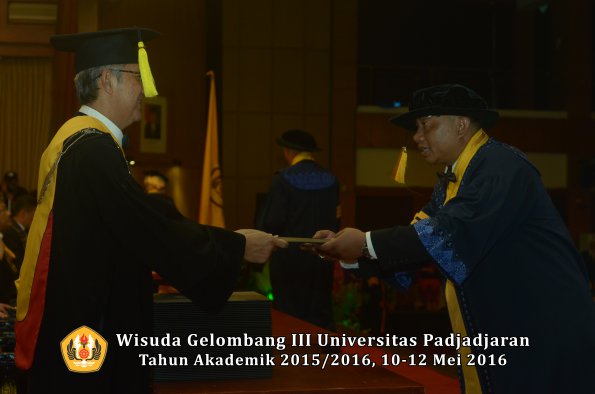 Wisuda Unpad Gel III TA 2015_2016  Fakultas Ekonomi dan Bisnis oleh Dekan 006