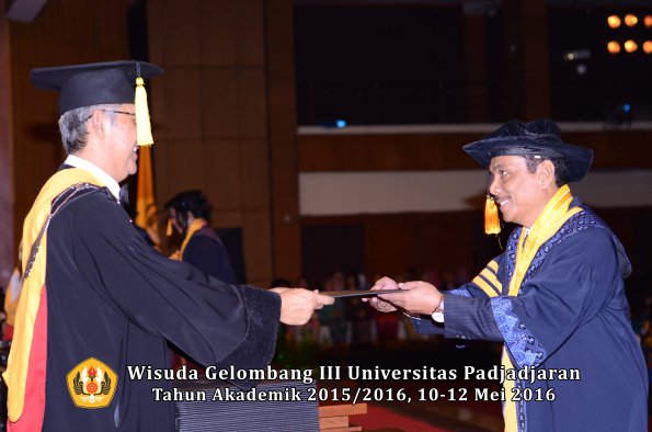 Wisuda Unpad Gel III TA 2015_2016  Fakultas Ekonomi dan Bisnis oleh Dekan 008
