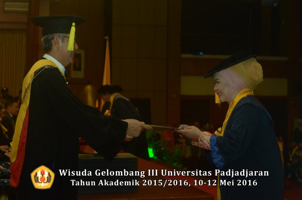 Wisuda Unpad Gel III TA 2015_2016  Fakultas Ekonomi dan Bisnis oleh Dekan 011