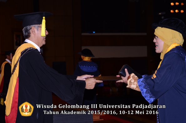 Wisuda Unpad Gel III TA 2015_2016  Fakultas Ekonomi dan Bisnis oleh Dekan 017