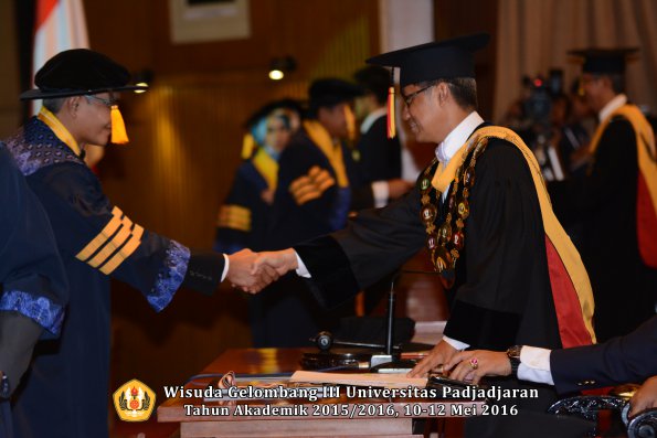 Wisuda Unpad Gel III TA 2015_2016  Fakultas Ekonomi dan Bisnis oleh Rektor 002