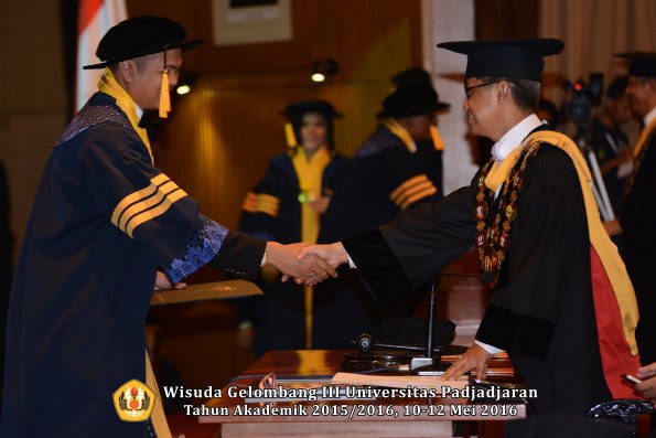 Wisuda Unpad Gel III TA 2015_2016  Fakultas Ekonomi dan Bisnis oleh Rektor 005
