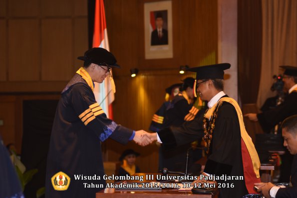 Wisuda Unpad Gel III TA 2015_2016  Fakultas Ekonomi dan Bisnis oleh Rektor 012