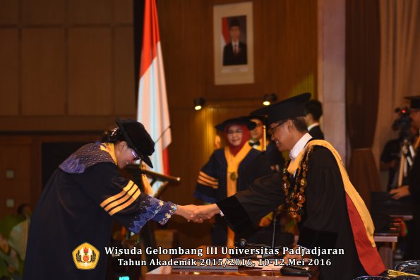 Wisuda Unpad Gel III TA 2015_2016  Fakultas Ekonomi dan Bisnis oleh Rektor 013