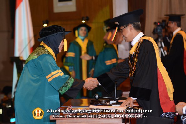 Wisuda Unpad Gel III TA 2015_2016  Fakultas Ekonomi dan Bisnis oleh Rektor 027