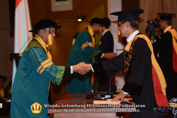 Wisuda Unpad Gel III TA 2015_2016  Fakultas Ekonomi dan Bisnis oleh Rektor 049