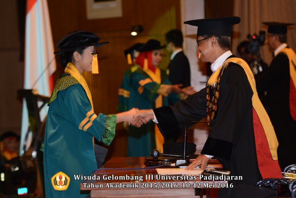 Wisuda Unpad Gel III TA 2015_2016  Fakultas Ekonomi dan Bisnis oleh Rektor 064