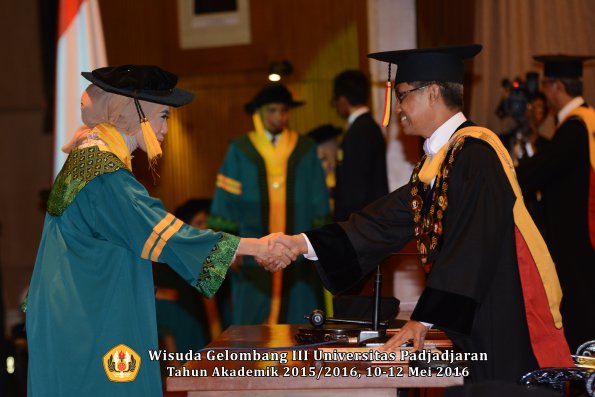 Wisuda Unpad Gel III TA 2015_2016  Fakultas Ekonomi dan Bisnis oleh Rektor 070