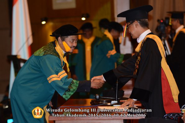 Wisuda Unpad Gel III TA 2015_2016  Fakultas Ekonomi dan Bisnis oleh Rektor 086