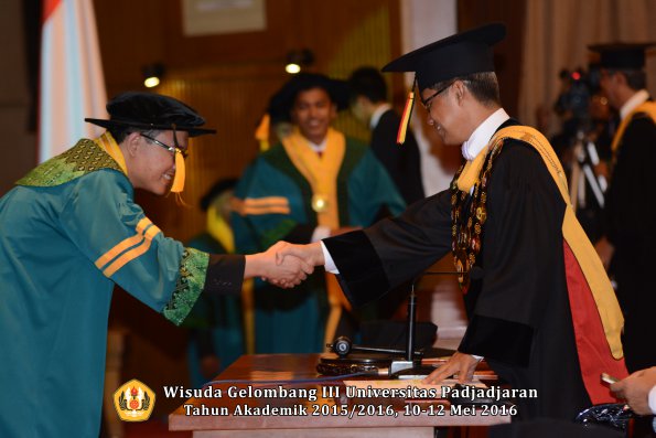 Wisuda Unpad Gel III TA 2015_2016  Fakultas Ekonomi dan Bisnis oleh Rektor 091