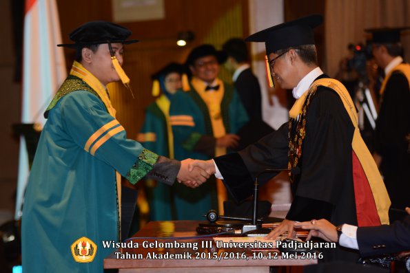 Wisuda Unpad Gel III TA 2015_2016  Fakultas Ekonomi dan Bisnis oleh Rektor 098