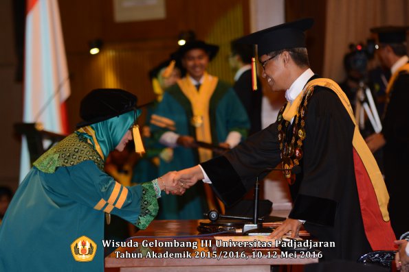 Wisuda Unpad Gel III TA 2015_2016  Fakultas Ekonomi dan Bisnis oleh Rektor 112