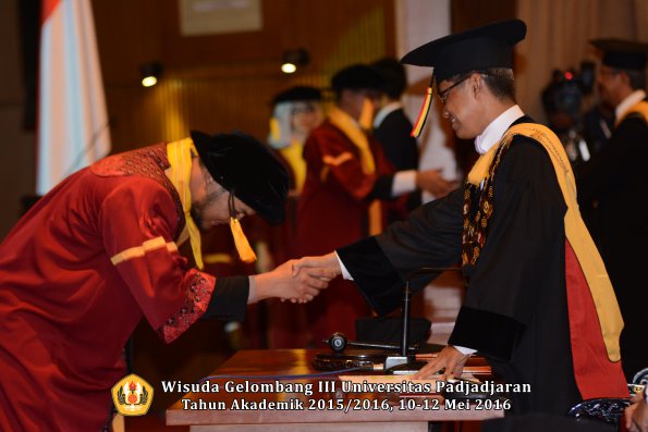 Wisuda Unpad Gel III TA 2015_2016  Fakultas Ekonomi dan Bisnis oleh Rektor 127