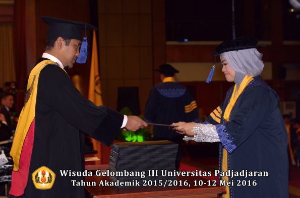 Wisuda Unpad Gel III TA 2015_2016 Fakultas ISIP oleh Dekan  006