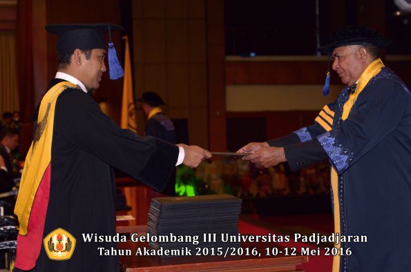 Wisuda Unpad Gel III TA 2015_2016 Fakultas ISIP oleh Dekan  008