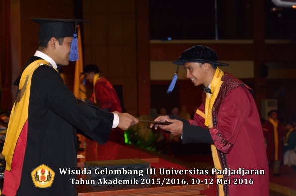 Wisuda Unpad Gel III TA 2015_2016 Fakultas ISIP oleh Dekan  010