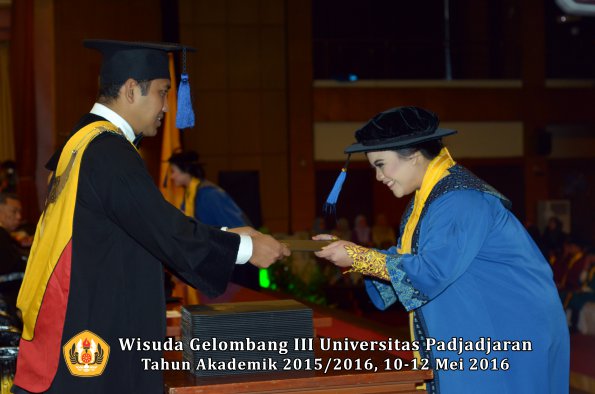 Wisuda Unpad Gel III TA 2015_2016 Fakultas ISIP oleh Dekan  015