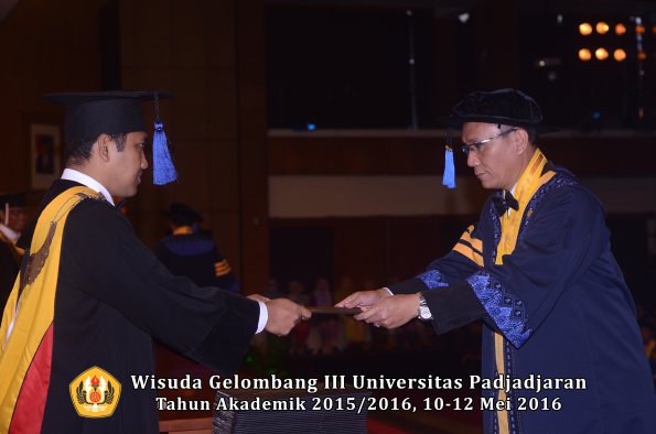 Wisuda Unpad Gel III TA 2015_2016 Fakultas ISIP oleh Dekan  020