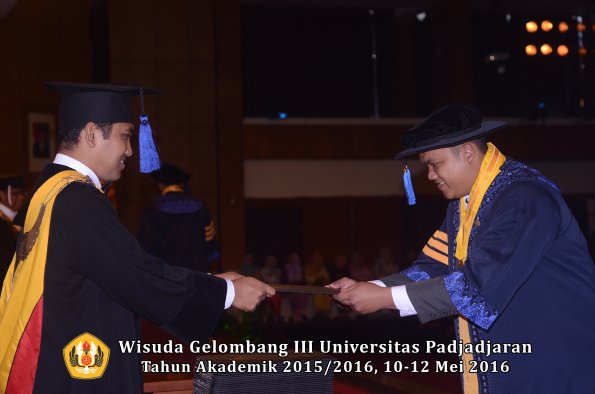 Wisuda Unpad Gel III TA 2015_2016 Fakultas ISIP oleh Dekan  021