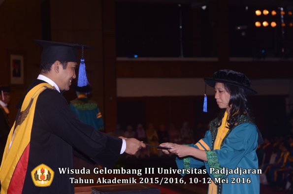 Wisuda Unpad Gel III TA 2015_2016 Fakultas ISIP oleh Dekan  035