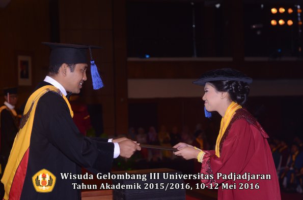 Wisuda Unpad Gel III TA 2015_2016 Fakultas ISIP oleh Dekan  066
