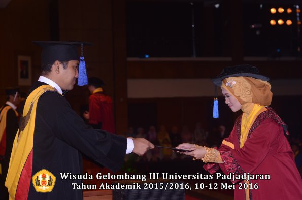 Wisuda Unpad Gel III TA 2015_2016 Fakultas ISIP oleh Dekan  076