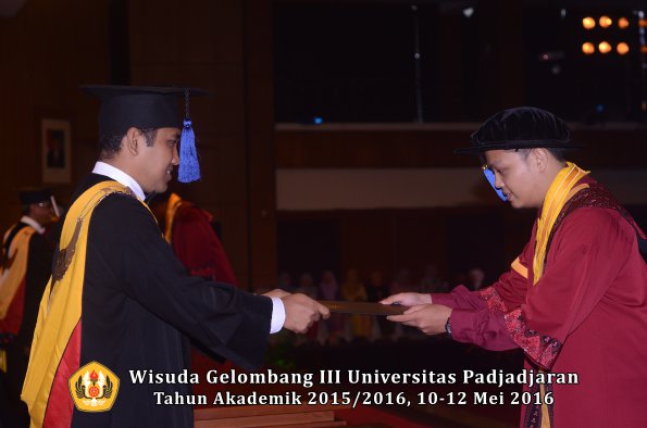 Wisuda Unpad Gel III TA 2015_2016 Fakultas ISIP oleh Dekan  101
