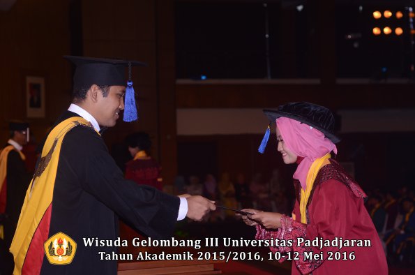 Wisuda Unpad Gel III TA 2015_2016 Fakultas ISIP oleh Dekan  103