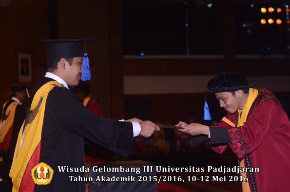 Wisuda Unpad Gel III TA 2015_2016 Fakultas ISIP oleh Dekan  115