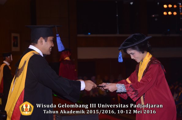 Wisuda Unpad Gel III TA 2015_2016 Fakultas ISIP oleh Dekan  135