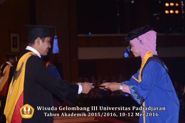 Wisuda Unpad Gel III TA 2015_2016 Fakultas ISIP oleh Dekan  314