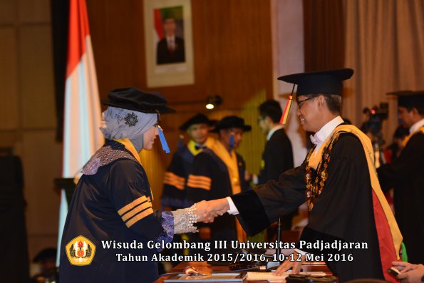 Wisuda Unpad Gel III TA 2015_2016 Fakultas ISIP oleh Rektor  005