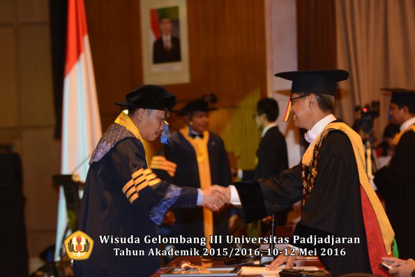 Wisuda Unpad Gel III TA 2015_2016 Fakultas ISIP oleh Rektor  006