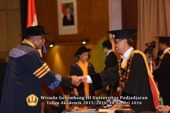 Wisuda Unpad Gel III TA 2015_2016 Fakultas ISIP oleh Rektor  007