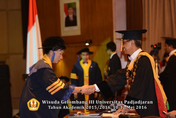 Wisuda Unpad Gel III TA 2015_2016 Fakultas ISIP oleh Rektor  008